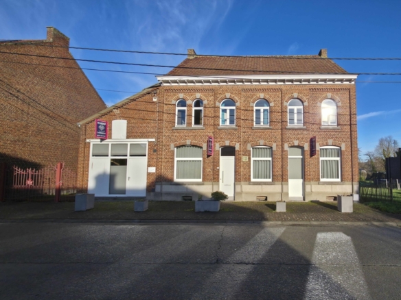 Karaktervolle woning met bijgebouwen en stallingen in hartje Zarlardinge