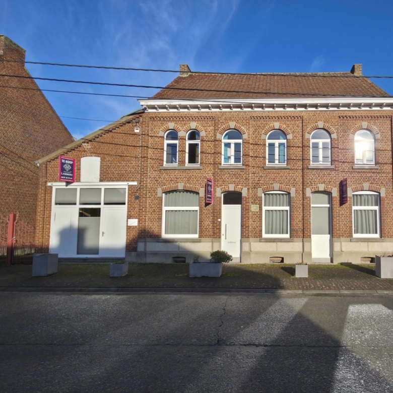 Karaktervolle woning met bijgebouwen en stallingen in hartje Zarlardinge