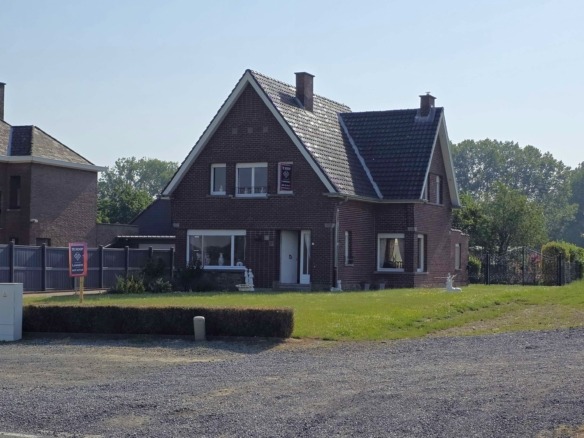 Kloeke open bebouwing met prachtige verzichten en tal van mogelijkheden op toplocatie