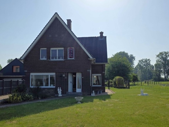 Kloeke open bebouwing met prachtige verzichten en tal van mogelijkheden op toplocatie