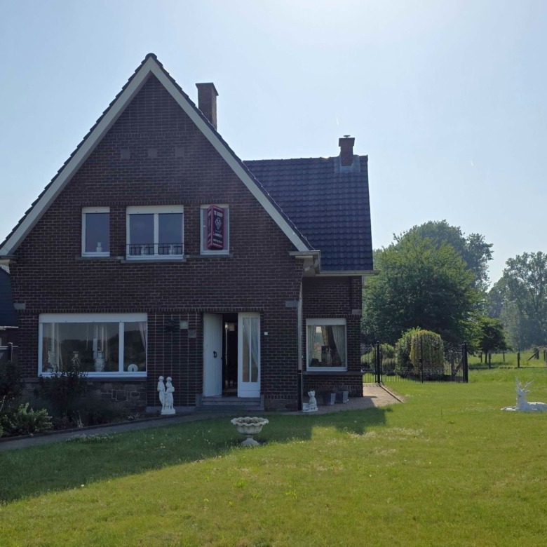 Kloeke open bebouwing met prachtige verzichten en tal van mogelijkheden op toplocatie