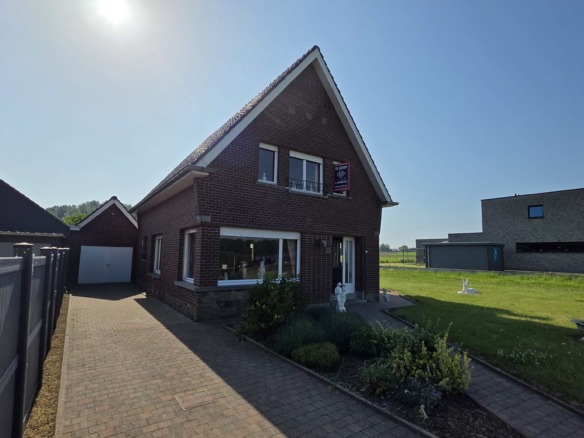 Kloeke open bebouwing met prachtige verzichten en tal van mogelijkheden op toplocatie