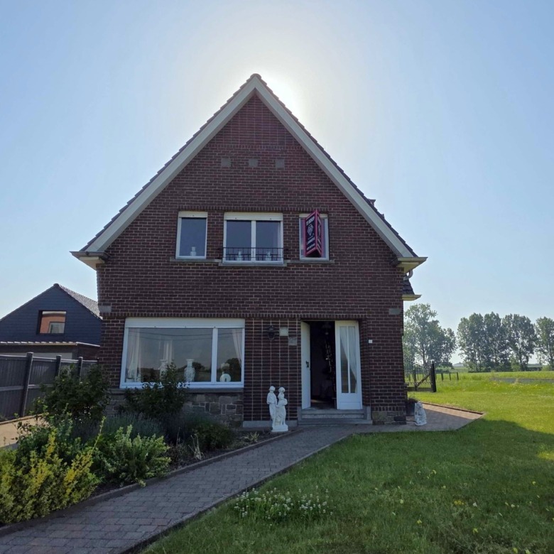 Kloeke open bebouwing met prachtige verzichten en tal van mogelijkheden op toplocatie