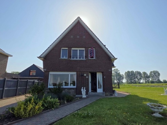 Kloeke open bebouwing met prachtige verzichten en tal van mogelijkheden op toplocatie