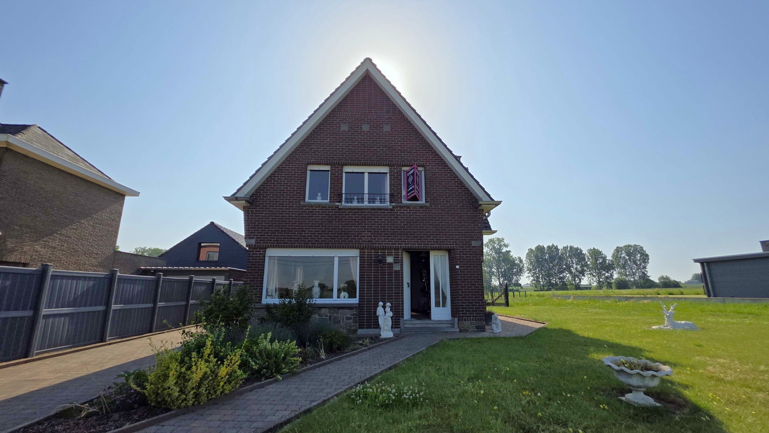 Kloeke open bebouwing met prachtige verzichten en tal van mogelijkheden op toplocatie