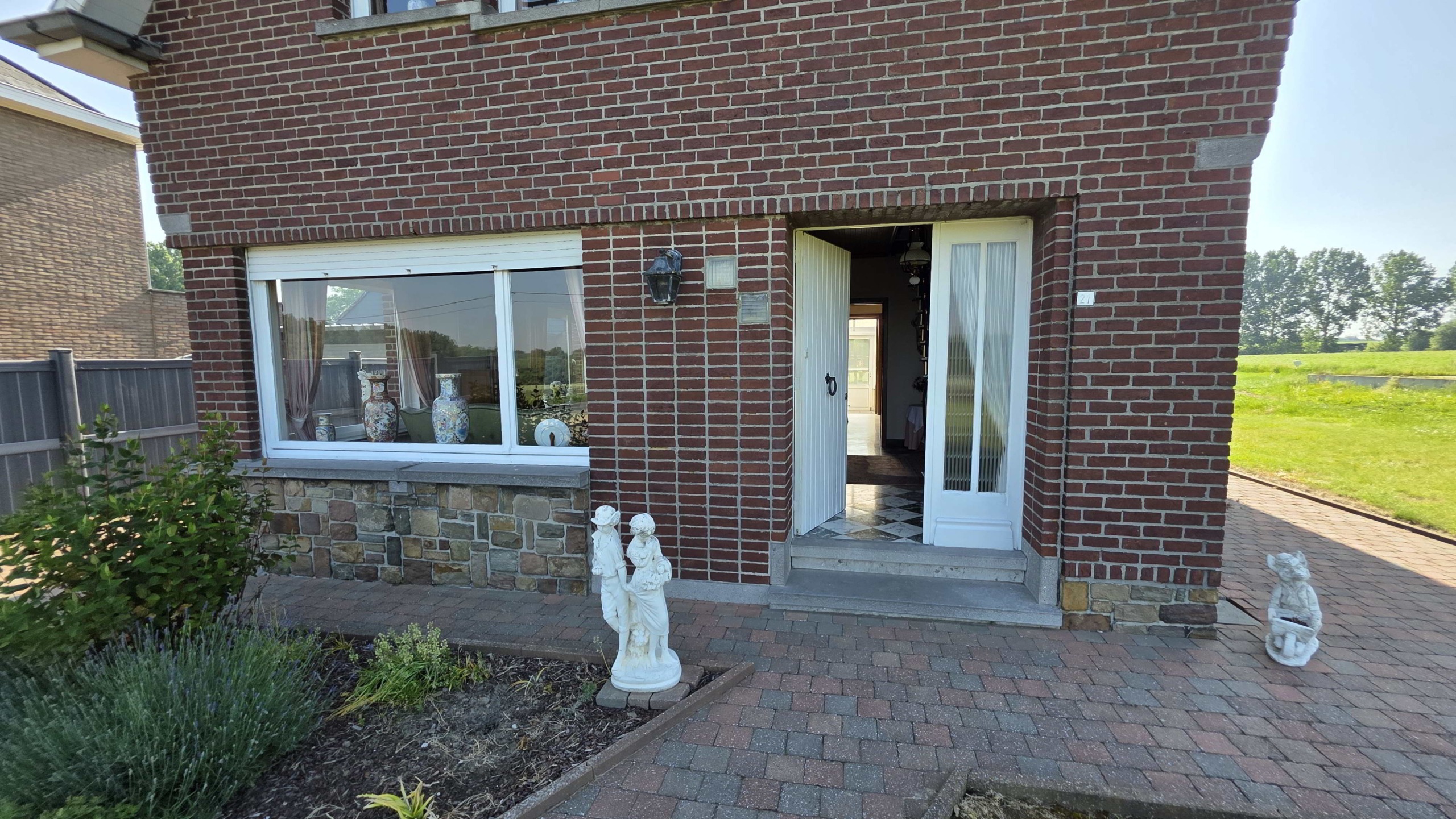 Kloeke open bebouwing met prachtige verzichten en tal van mogelijkheden op toplocatie