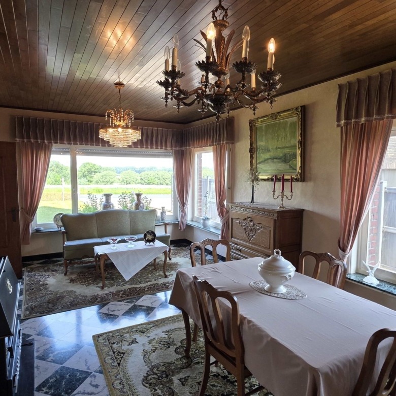 Kloeke open bebouwing met prachtige verzichten en tal van mogelijkheden op toplocatie