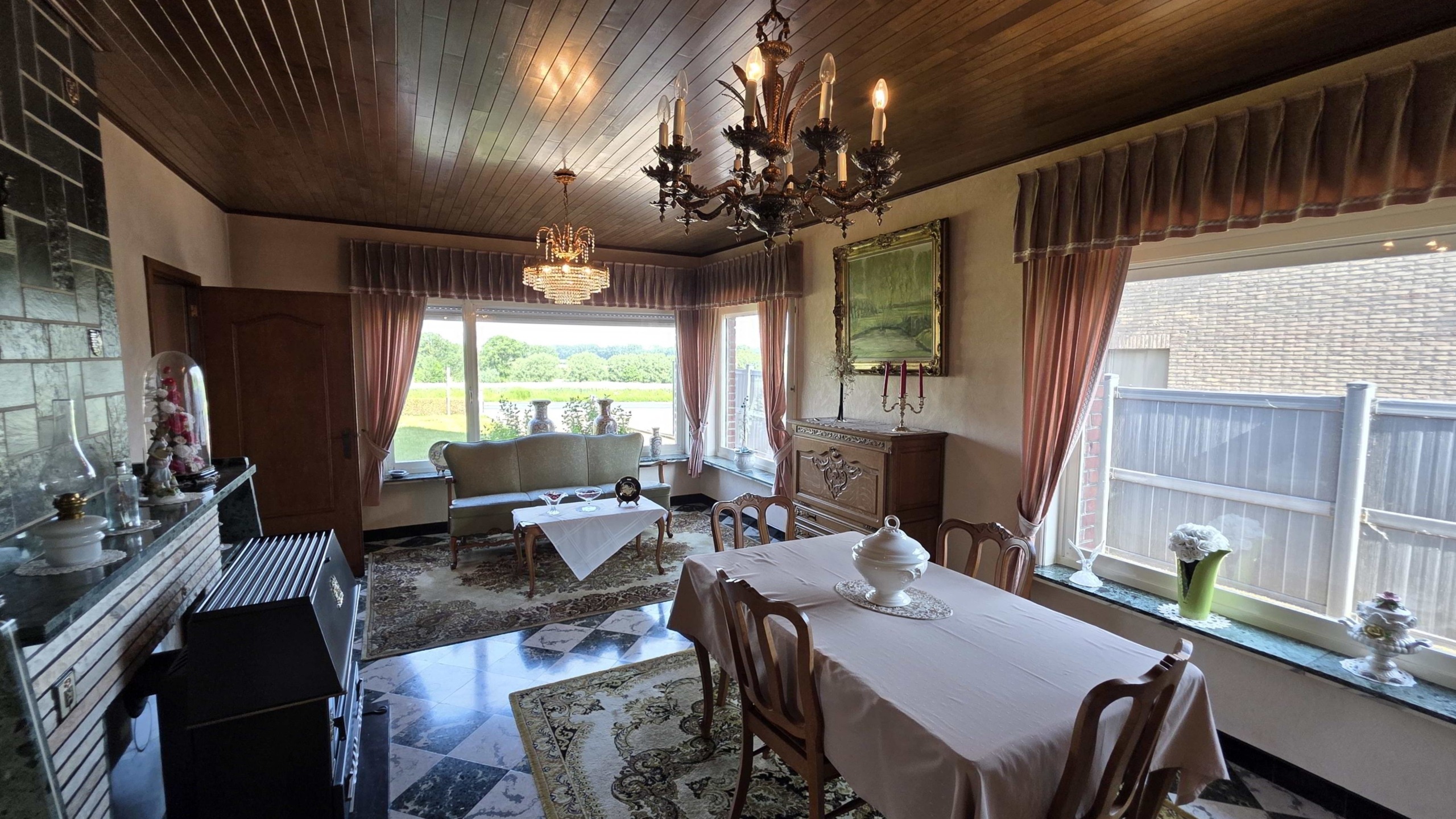 Kloeke open bebouwing met prachtige verzichten en tal van mogelijkheden op toplocatie