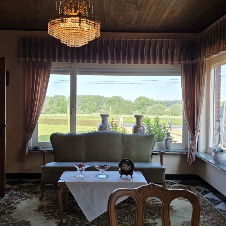 Kloeke open bebouwing met prachtige verzichten en tal van mogelijkheden op toplocatie