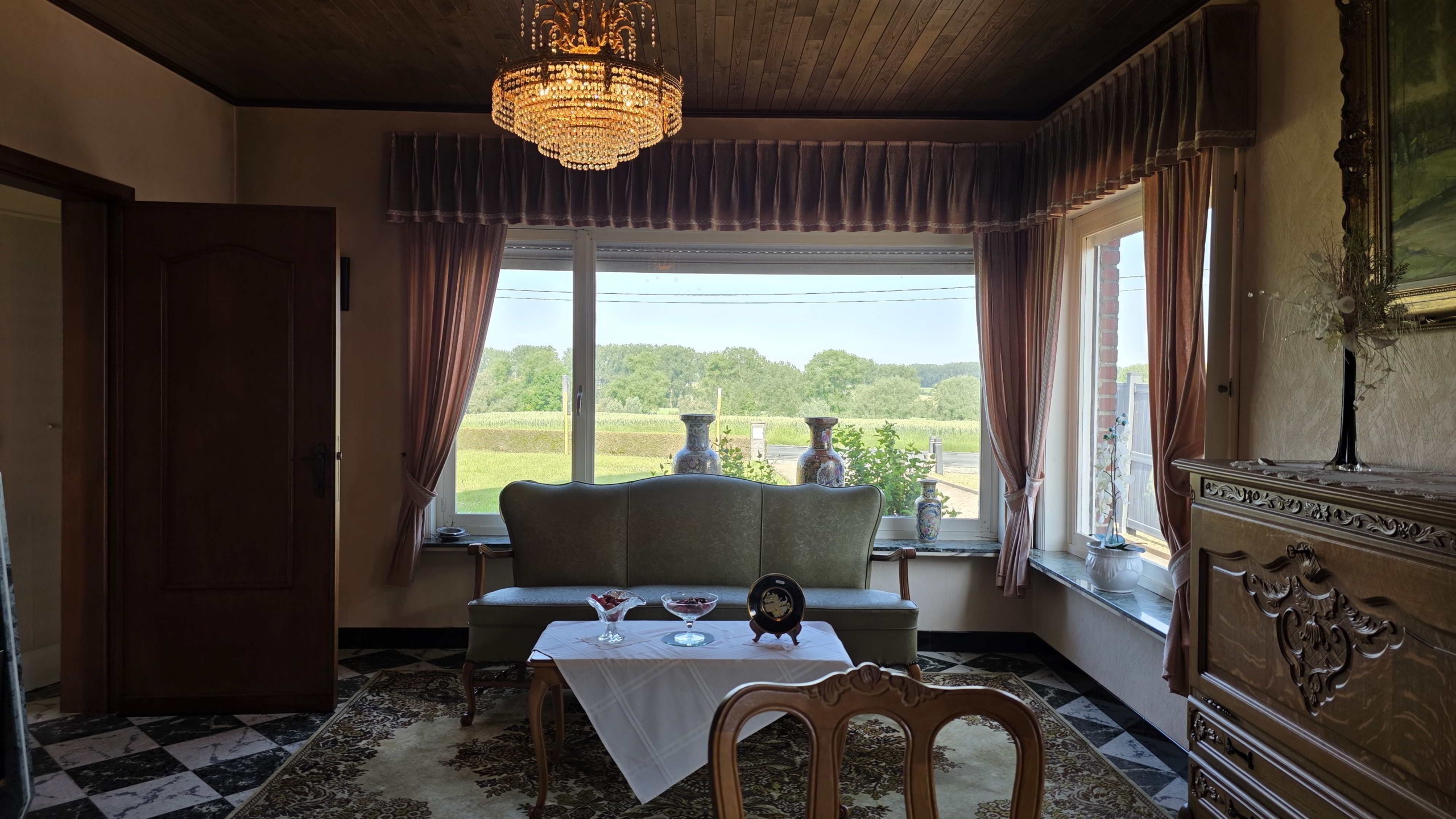 Kloeke open bebouwing met prachtige verzichten en tal van mogelijkheden op toplocatie