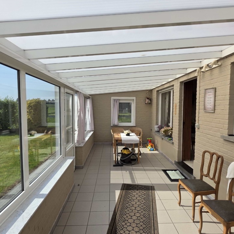 Kloeke open bebouwing met prachtige verzichten en tal van mogelijkheden op toplocatie