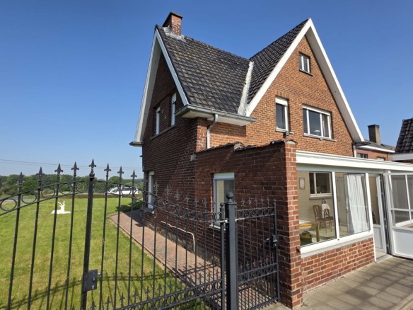 Kloeke open bebouwing met prachtige verzichten en tal van mogelijkheden op toplocatie
