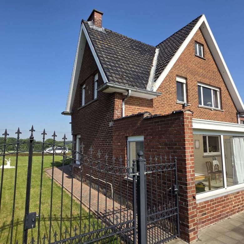 Kloeke open bebouwing met prachtige verzichten en tal van mogelijkheden op toplocatie