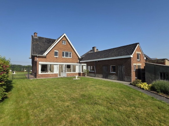 Kloeke open bebouwing met prachtige verzichten en tal van mogelijkheden op toplocatie