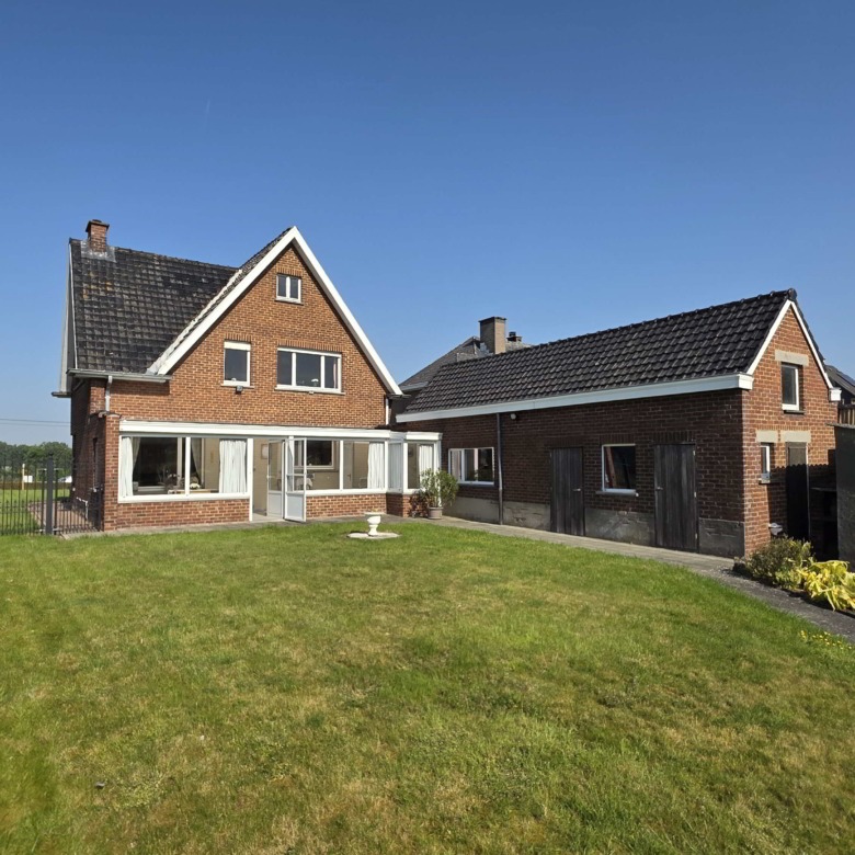 Kloeke open bebouwing met prachtige verzichten en tal van mogelijkheden op toplocatie