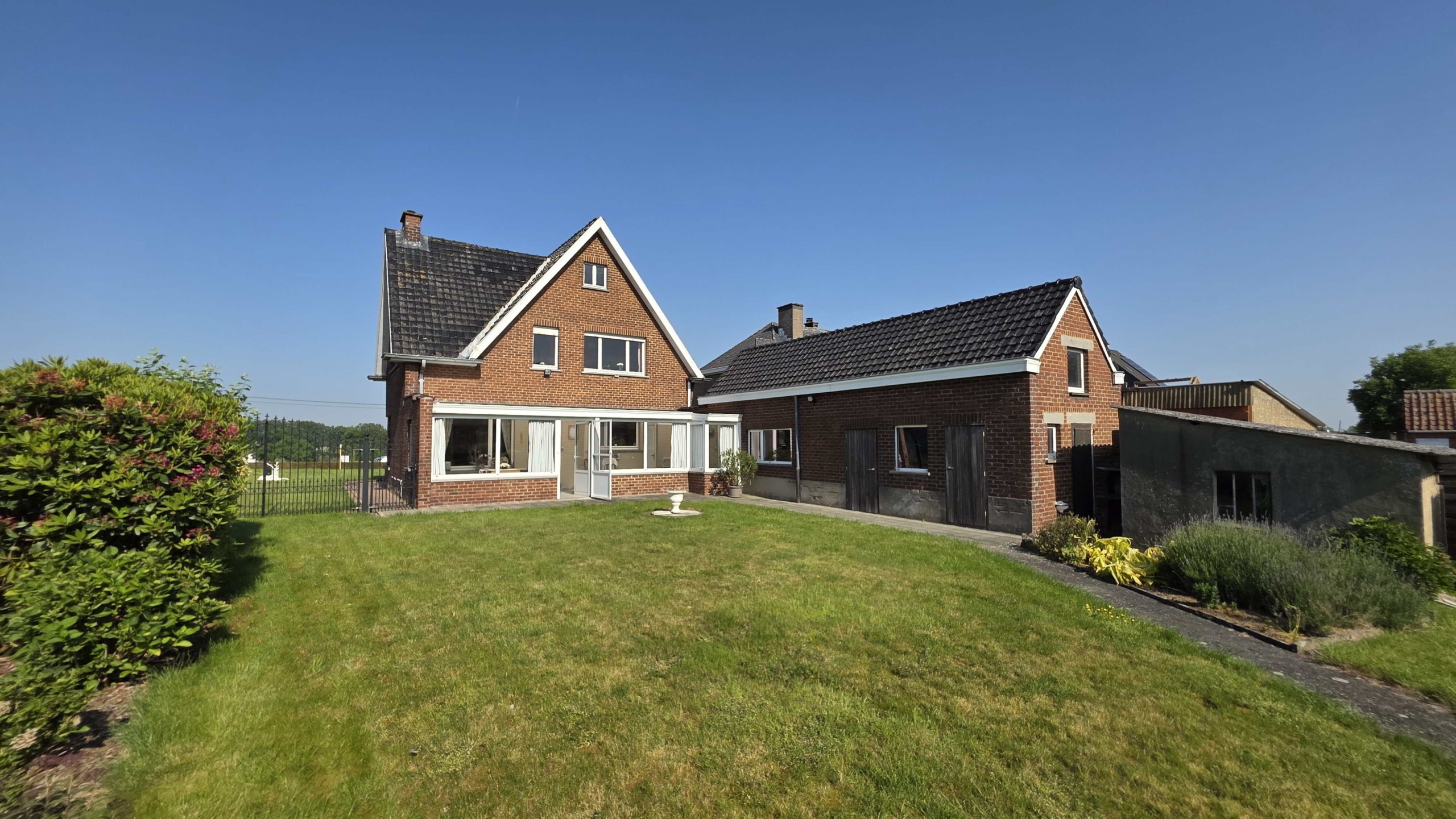 Kloeke open bebouwing met prachtige verzichten en tal van mogelijkheden op toplocatie