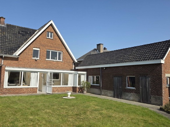 Kloeke open bebouwing met prachtige verzichten en tal van mogelijkheden op toplocatie