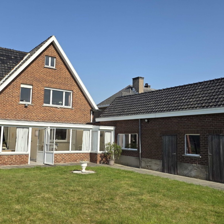Kloeke open bebouwing met prachtige verzichten en tal van mogelijkheden op toplocatie