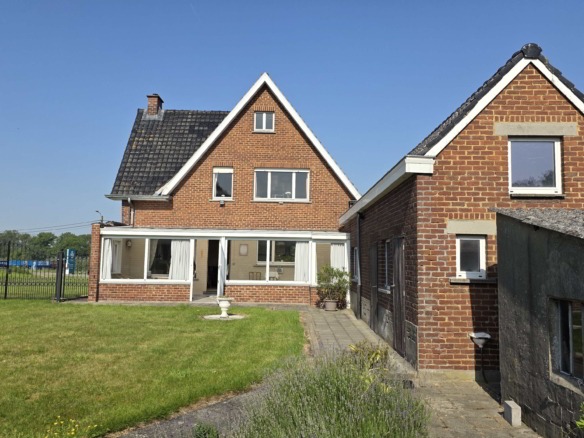 Kloeke open bebouwing met prachtige verzichten en tal van mogelijkheden op toplocatie