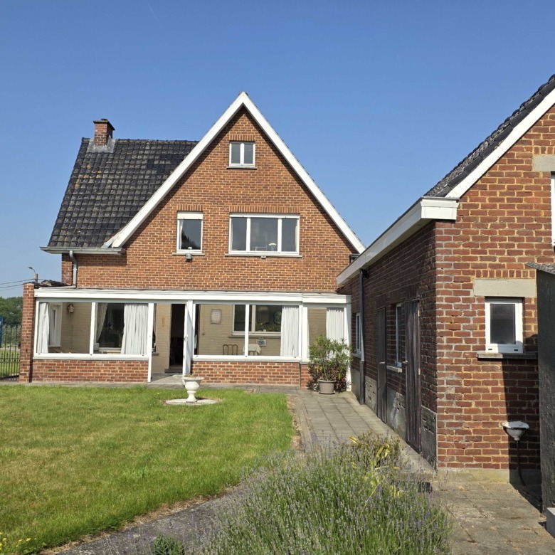 Kloeke open bebouwing met prachtige verzichten en tal van mogelijkheden op toplocatie