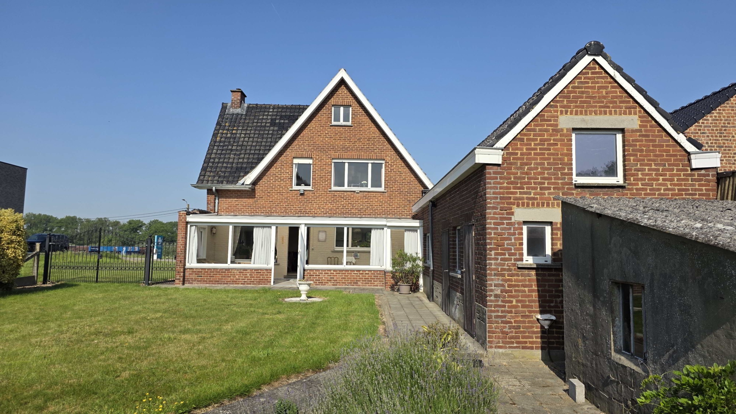 Kloeke open bebouwing met prachtige verzichten en tal van mogelijkheden op toplocatie
