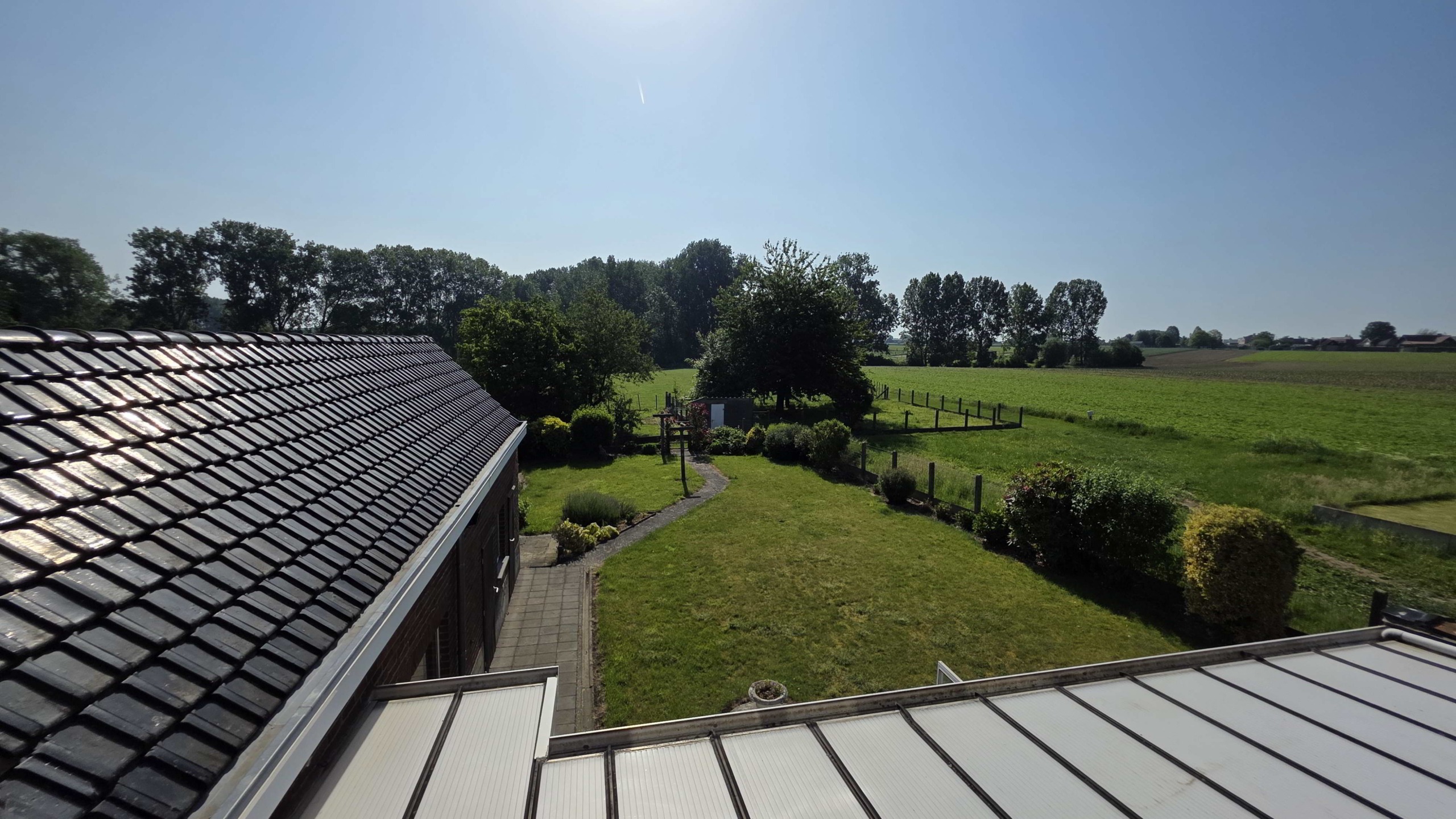 Kloeke open bebouwing met prachtige verzichten en tal van mogelijkheden op toplocatie