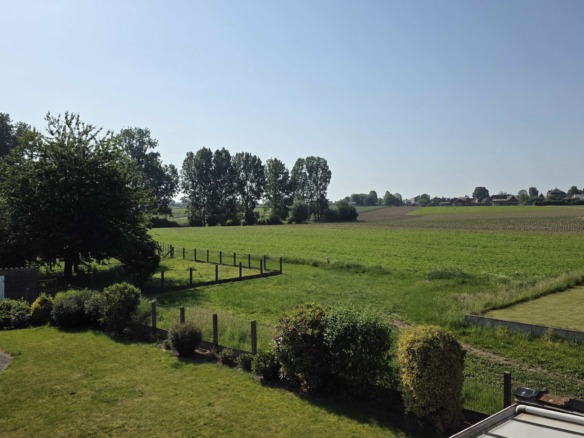 Kloeke open bebouwing met prachtige verzichten en tal van mogelijkheden op toplocatie
