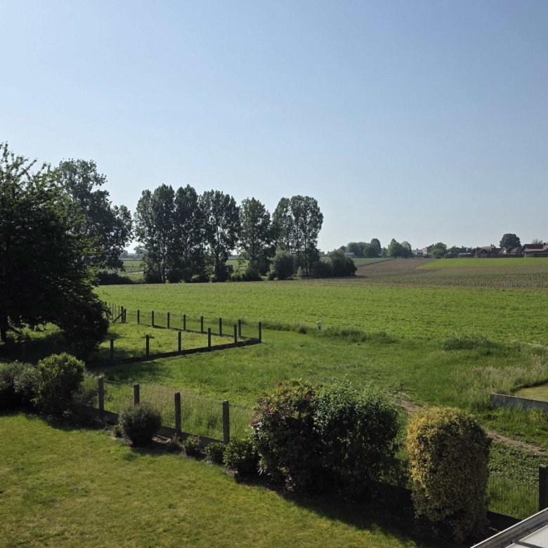 Kloeke open bebouwing met prachtige verzichten en tal van mogelijkheden op toplocatie