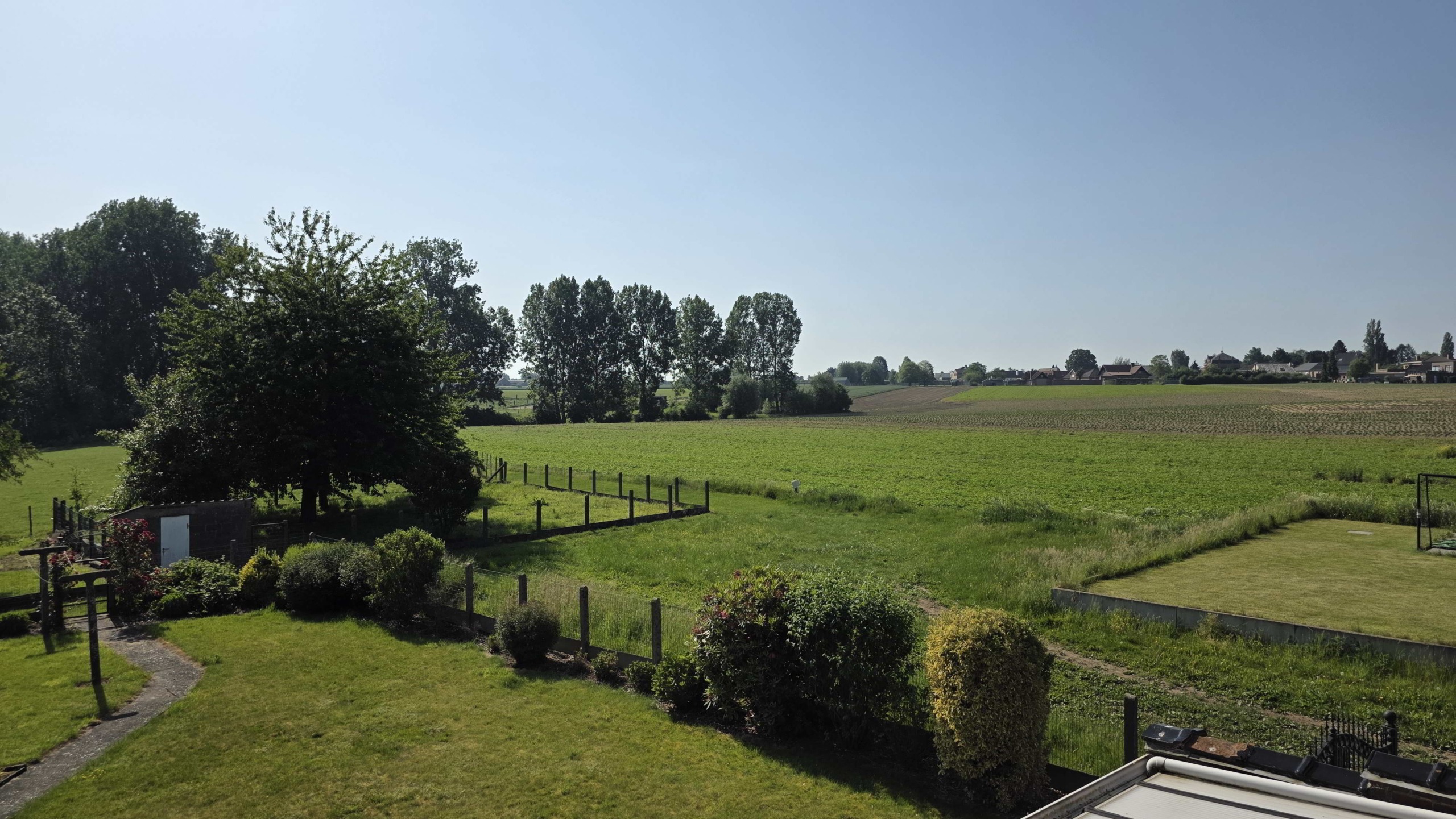 Kloeke open bebouwing met prachtige verzichten en tal van mogelijkheden op toplocatie