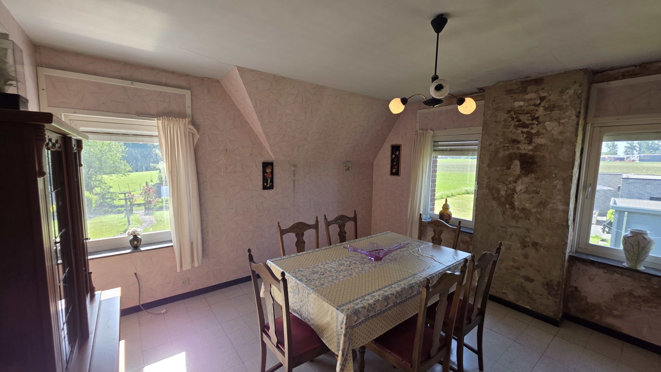 Kloeke open bebouwing met prachtige verzichten en tal van mogelijkheden op toplocatie