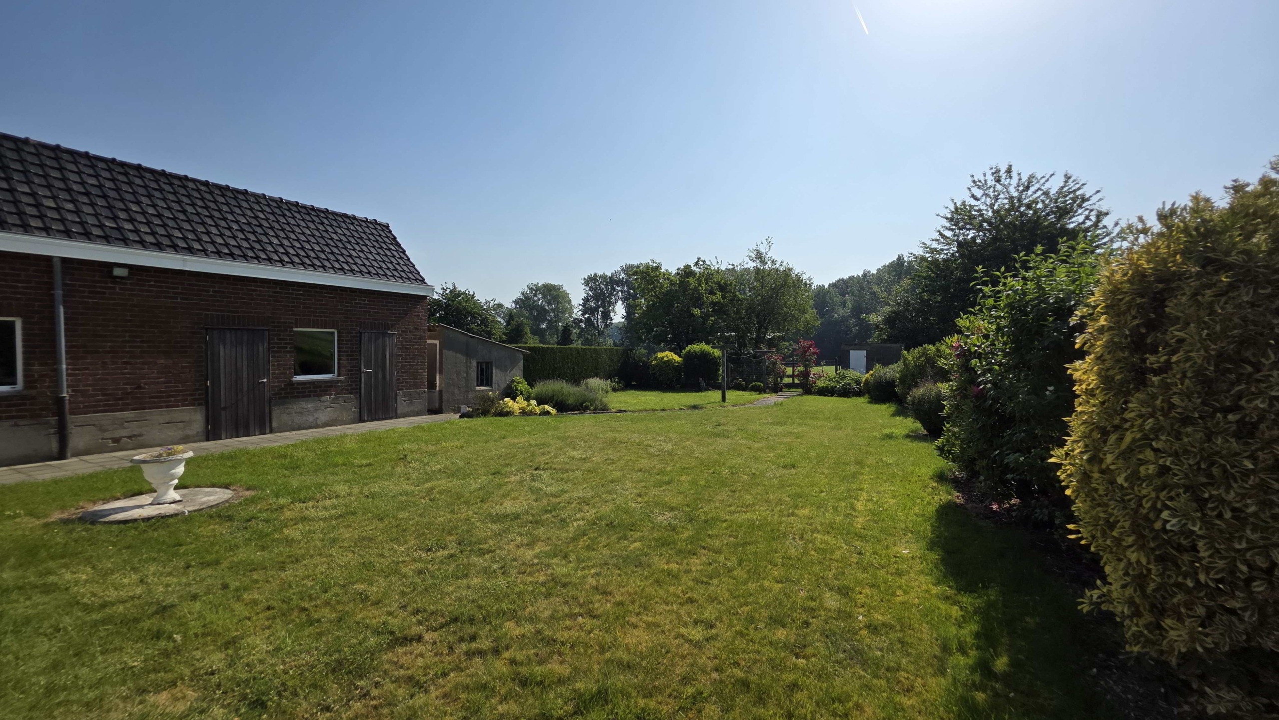 Kloeke open bebouwing met prachtige verzichten en tal van mogelijkheden op toplocatie
