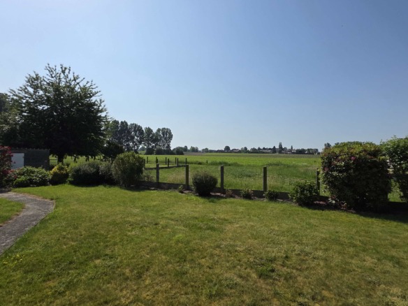 Kloeke open bebouwing met prachtige verzichten en tal van mogelijkheden op toplocatie
