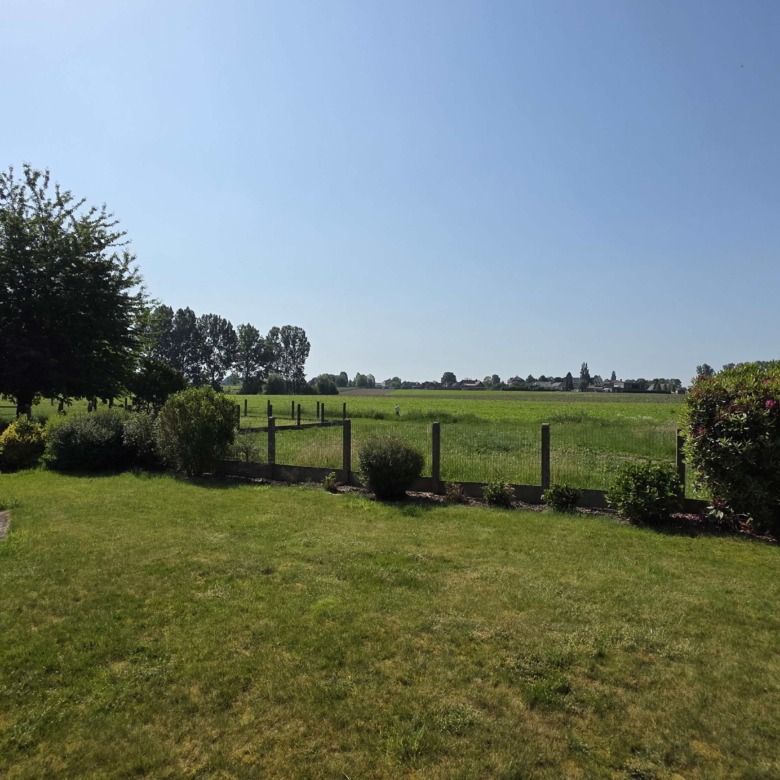 Kloeke open bebouwing met prachtige verzichten en tal van mogelijkheden op toplocatie