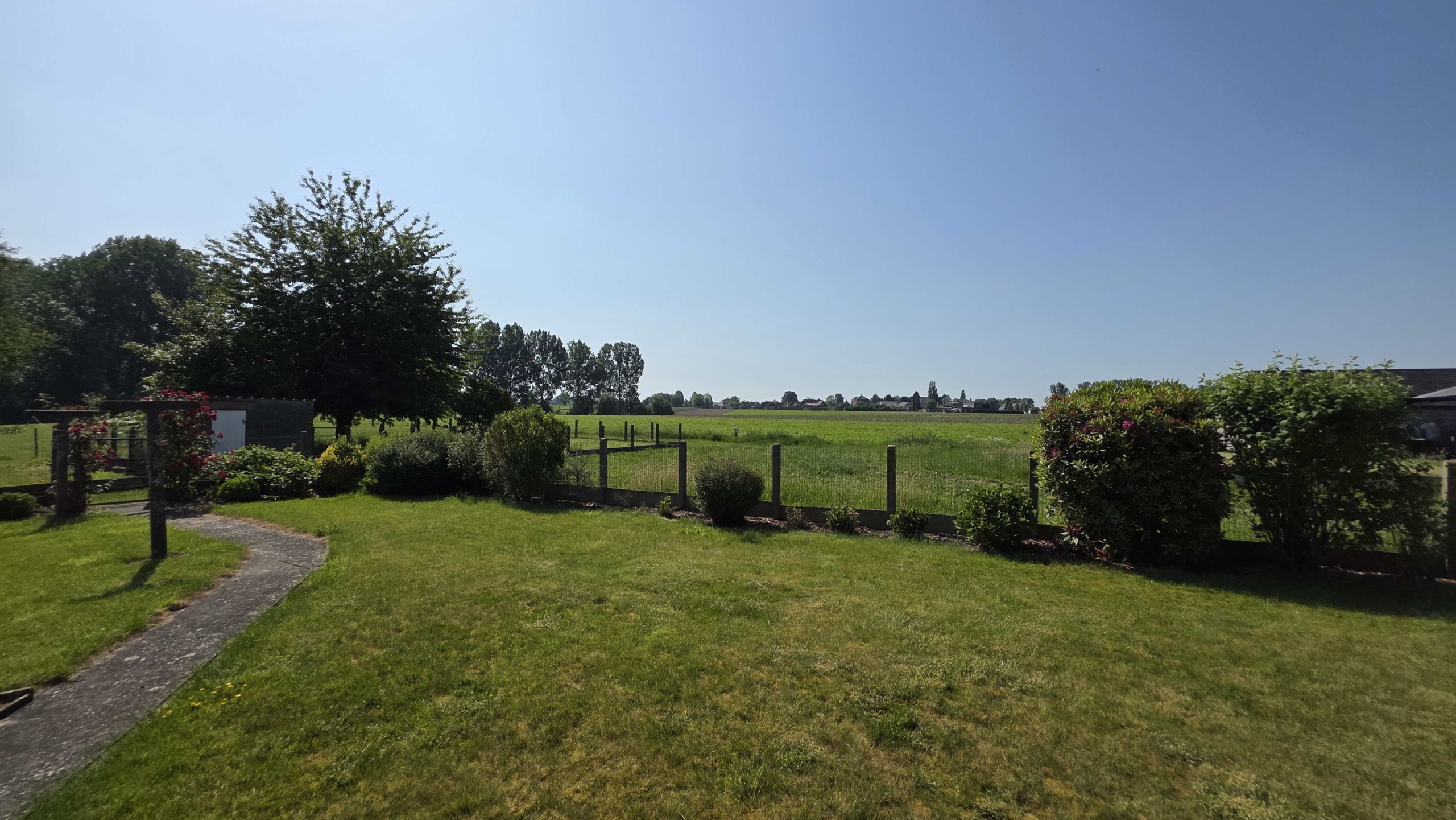 Kloeke open bebouwing met prachtige verzichten en tal van mogelijkheden op toplocatie