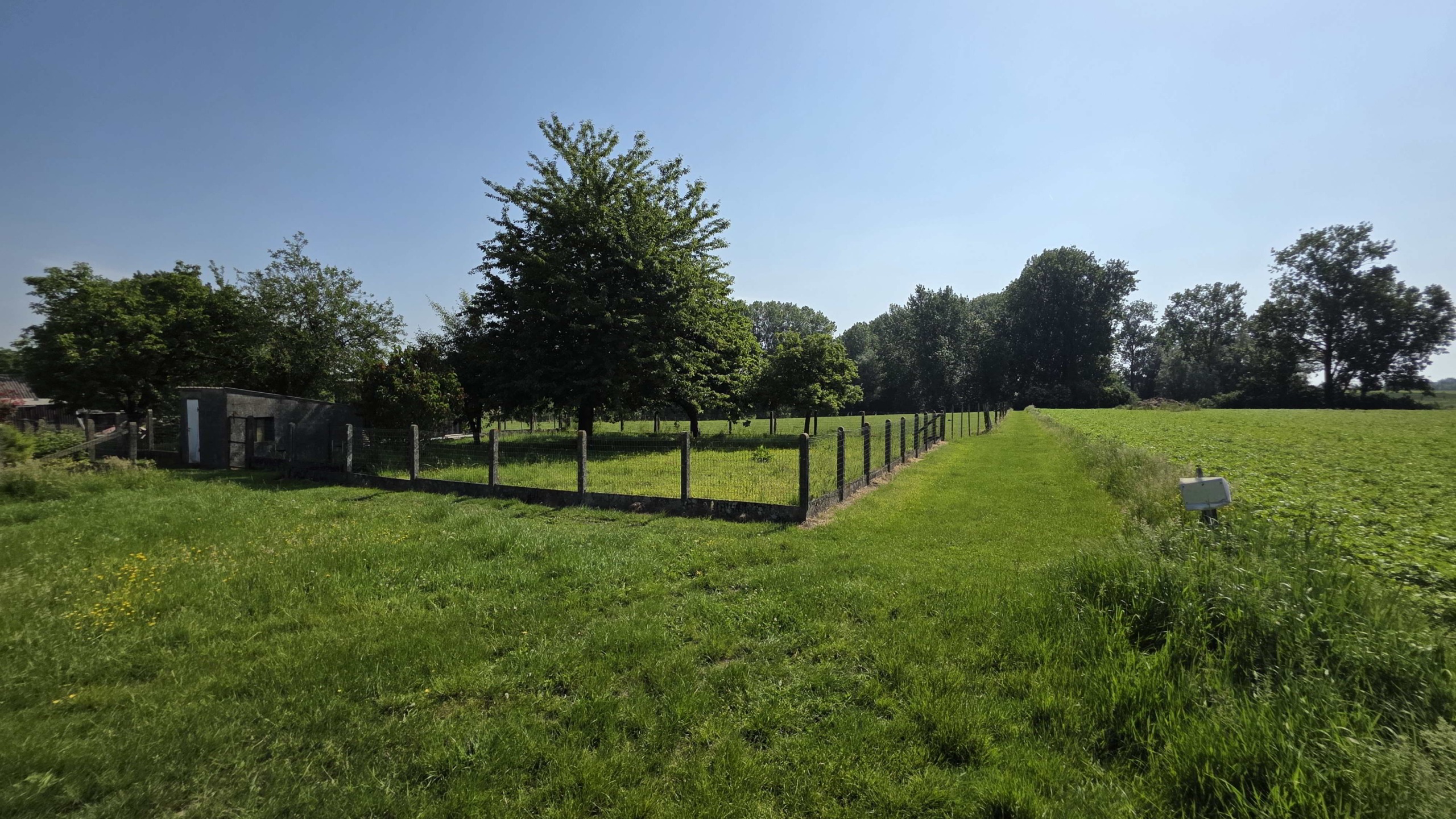 Kloeke open bebouwing met prachtige verzichten en tal van mogelijkheden op toplocatie
