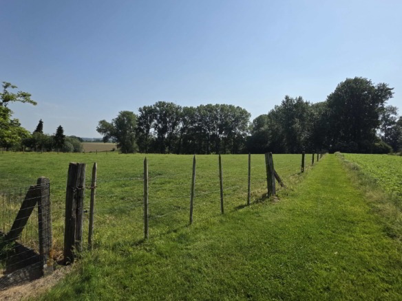 Kloeke open bebouwing met prachtige verzichten en tal van mogelijkheden op toplocatie