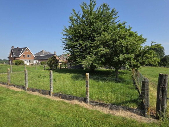 Kloeke open bebouwing met prachtige verzichten en tal van mogelijkheden op toplocatie