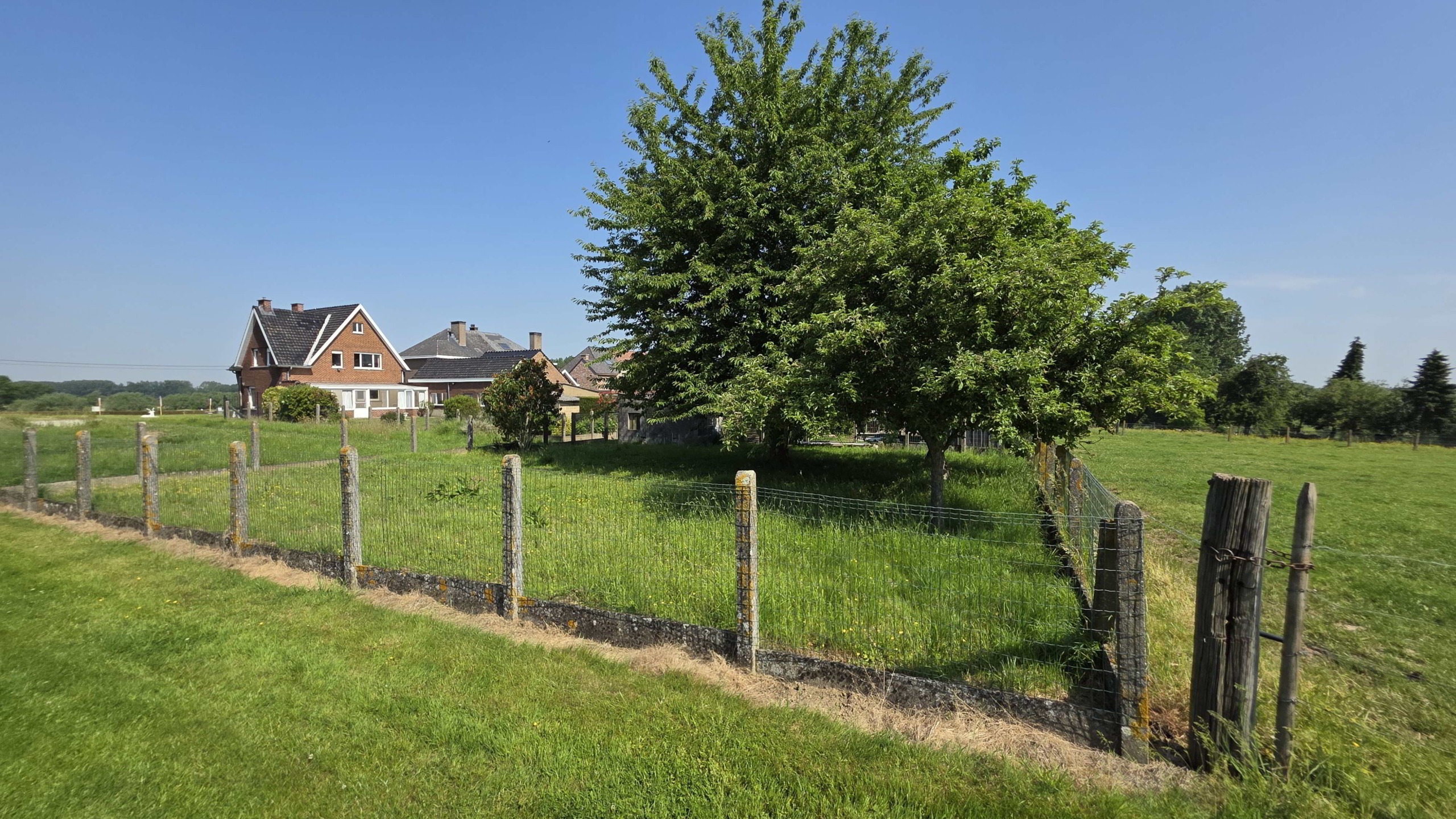 Kloeke open bebouwing met prachtige verzichten en tal van mogelijkheden op toplocatie