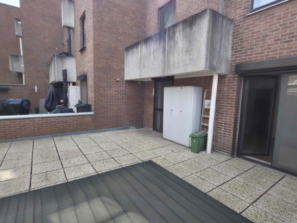 Verzorgd appartement met 2 slpks, groot terras (42 m²!) en garage!