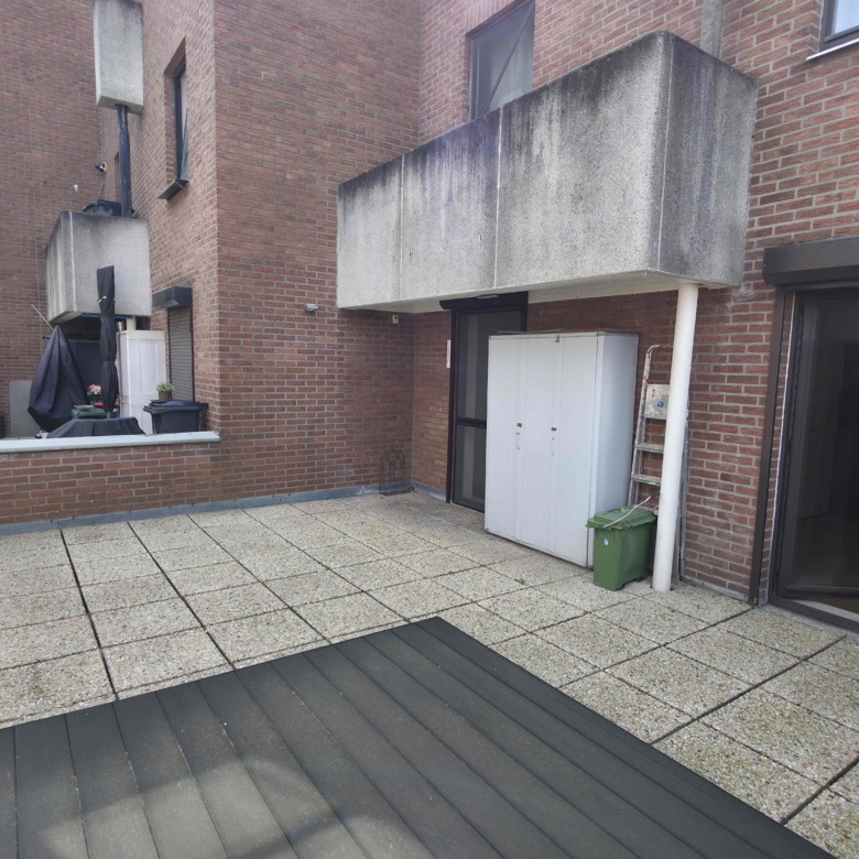Verzorgd appartement met 2 slpks, groot terras (42 m²!) en garage!