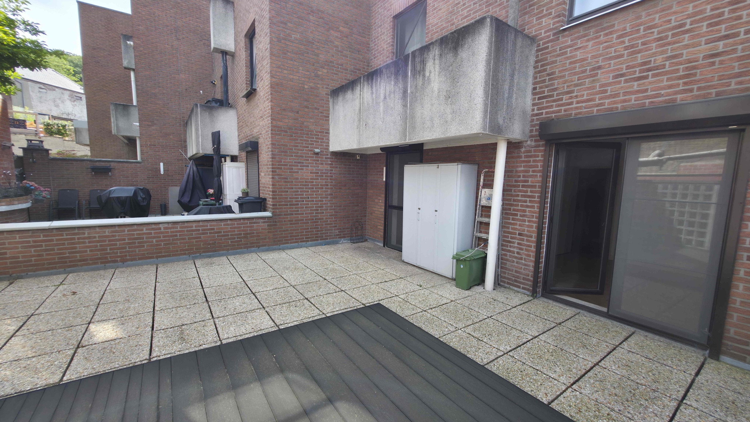 Verzorgd appartement met 2 slpks, groot terras (42 m²!) en garage!