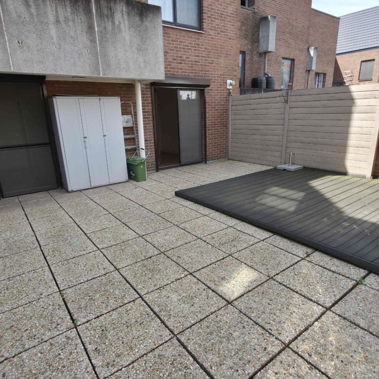 Verzorgd appartement met 2 slpks, groot terras (42 m²!) en garage!