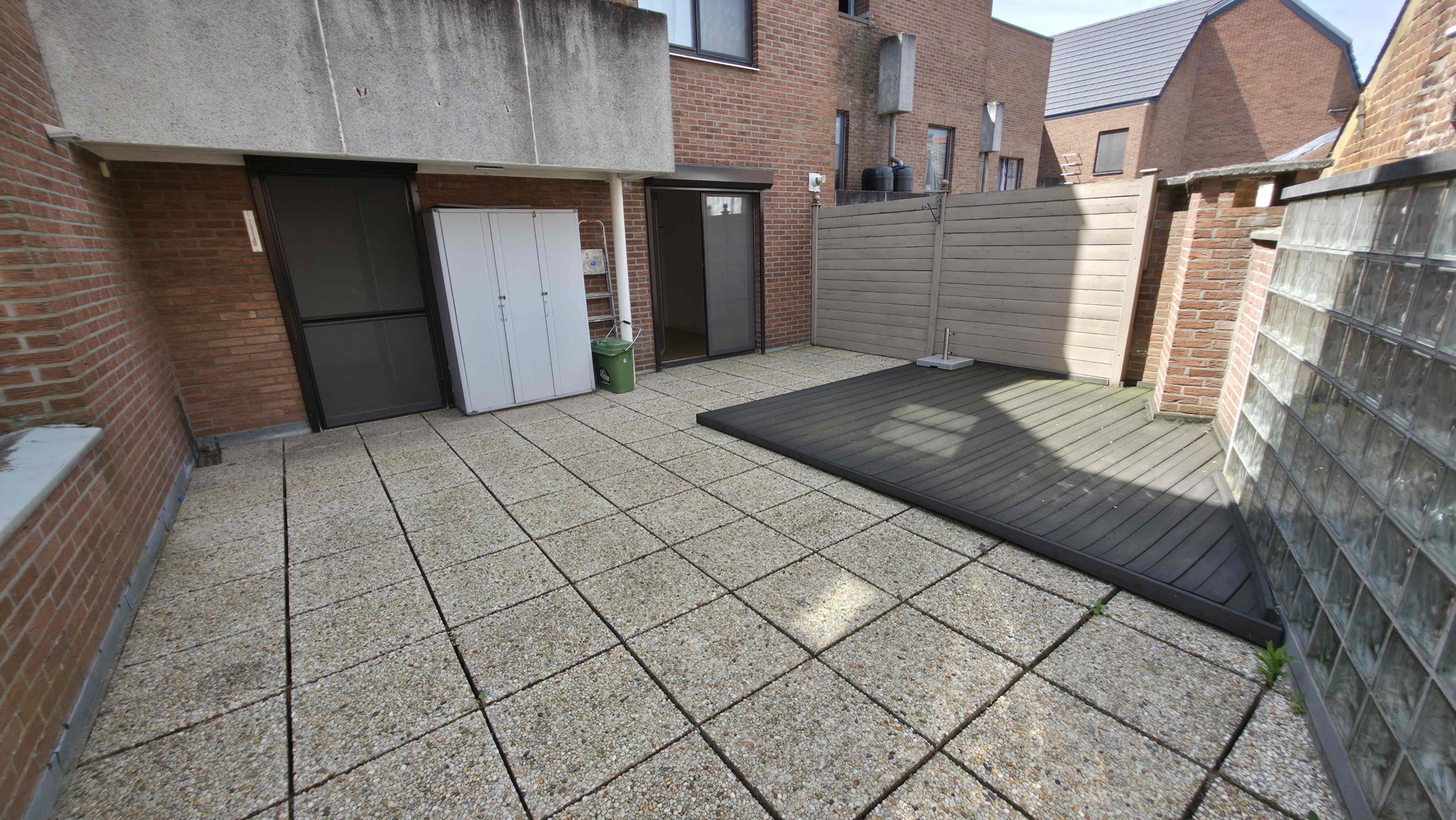 Verzorgd appartement met 2 slpks, groot terras (42 m²!) en garage!