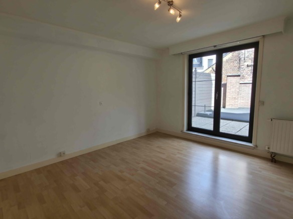 Verzorgd appartement met 2 slpks, groot terras (42 m²!) en garage!