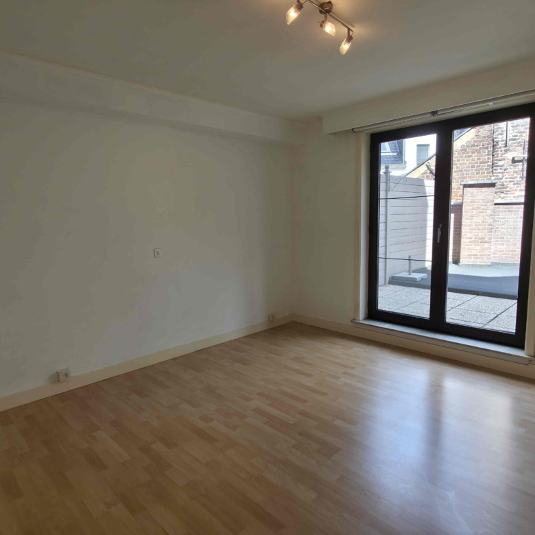 Verzorgd appartement met 2 slpks, groot terras (42 m²!) en garage!