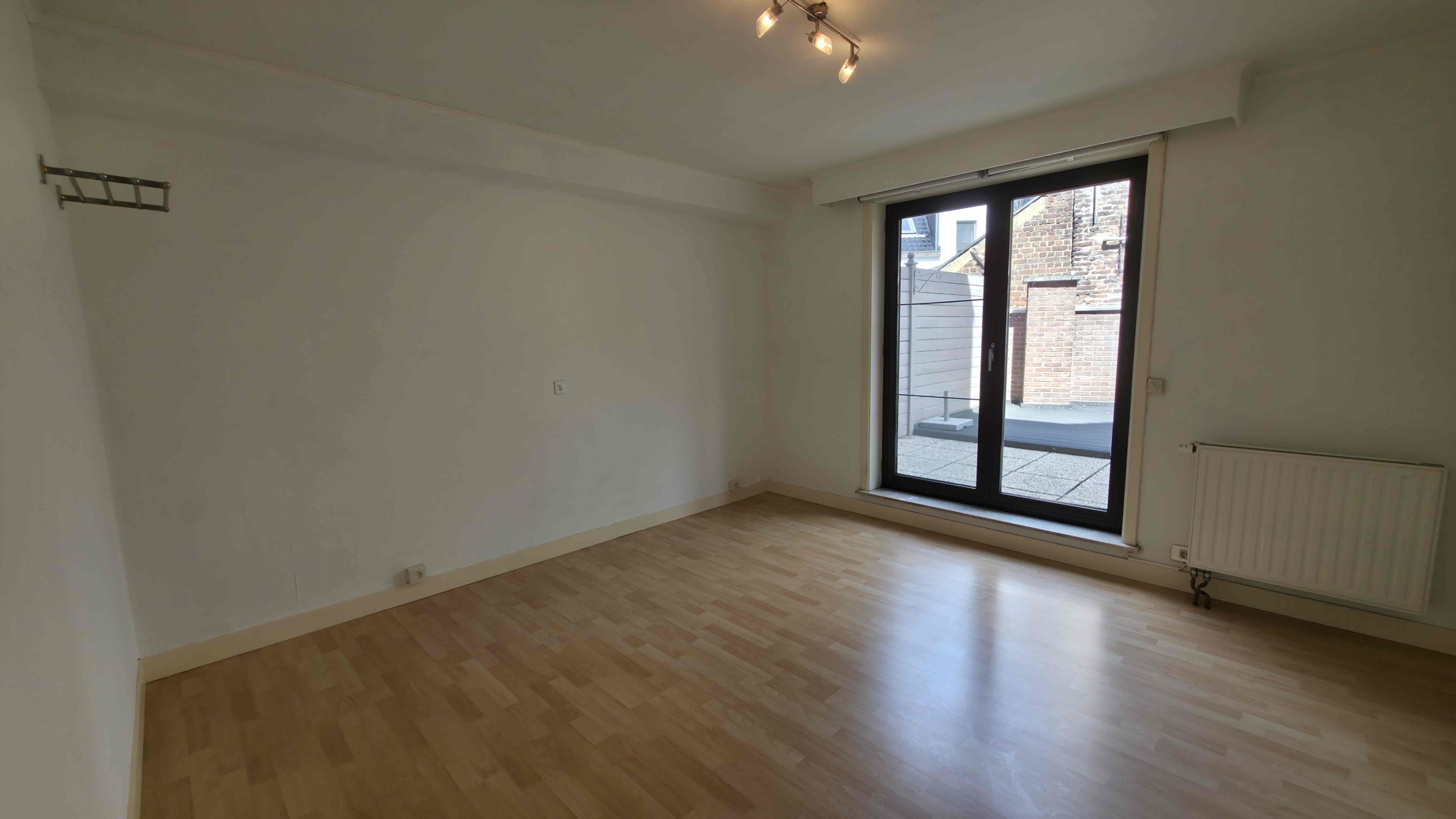 Verzorgd appartement met 2 slpks, groot terras (42 m²!) en garage!