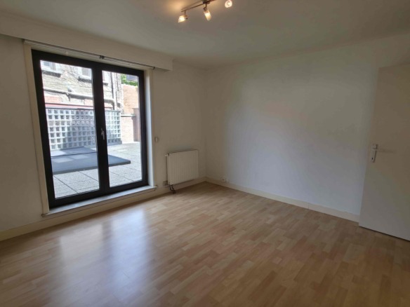 Verzorgd appartement met 2 slpks, groot terras (42 m²!) en garage!