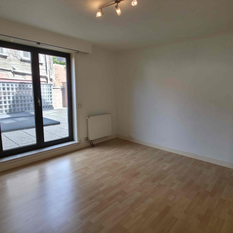 Verzorgd appartement met 2 slpks, groot terras (42 m²!) en garage!