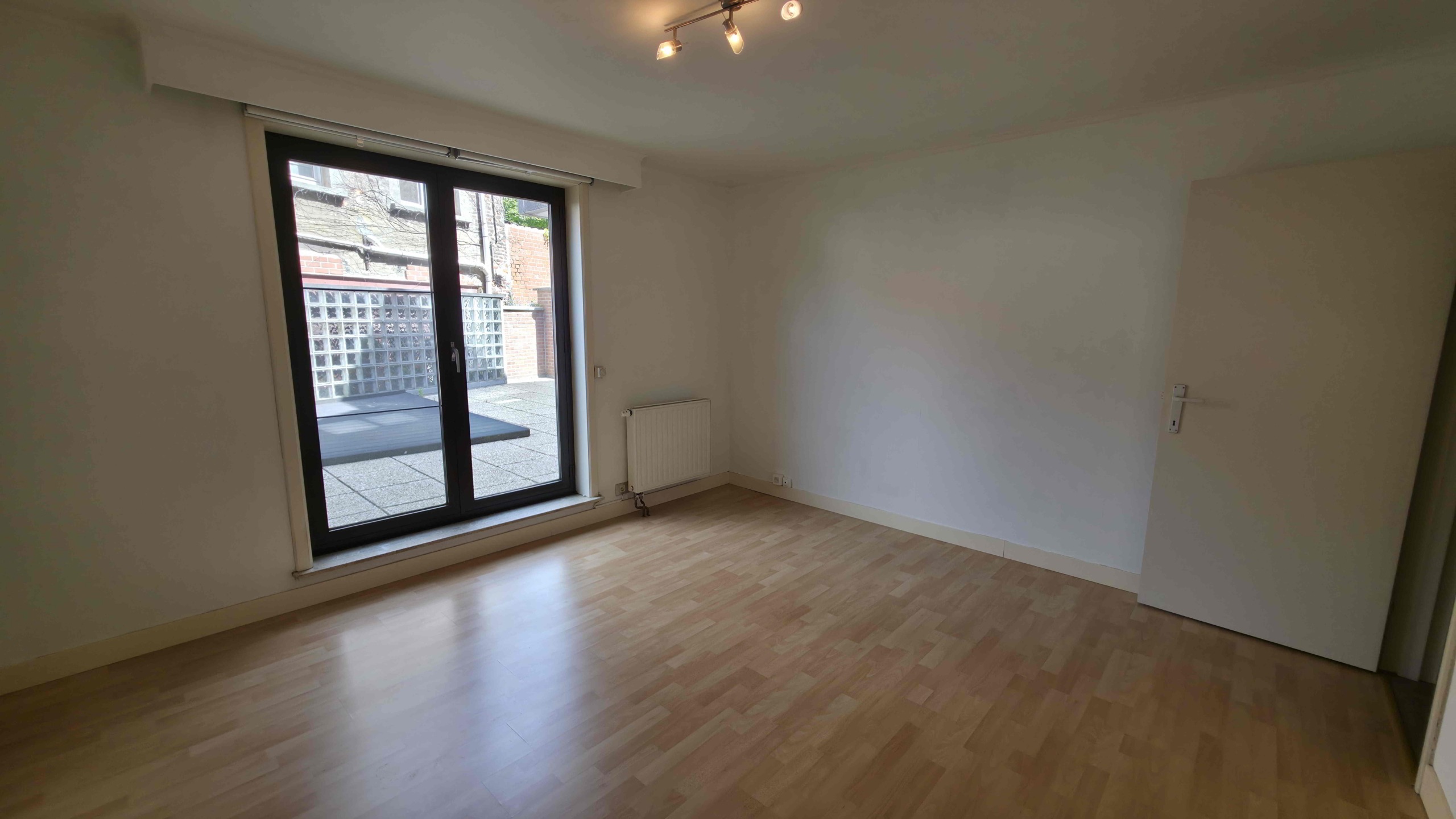 Verzorgd appartement met 2 slpks, groot terras (42 m²!) en garage!
