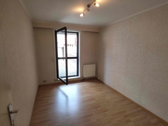 Verzorgd appartement met 2 slpks, groot terras (42 m²!) en garage!